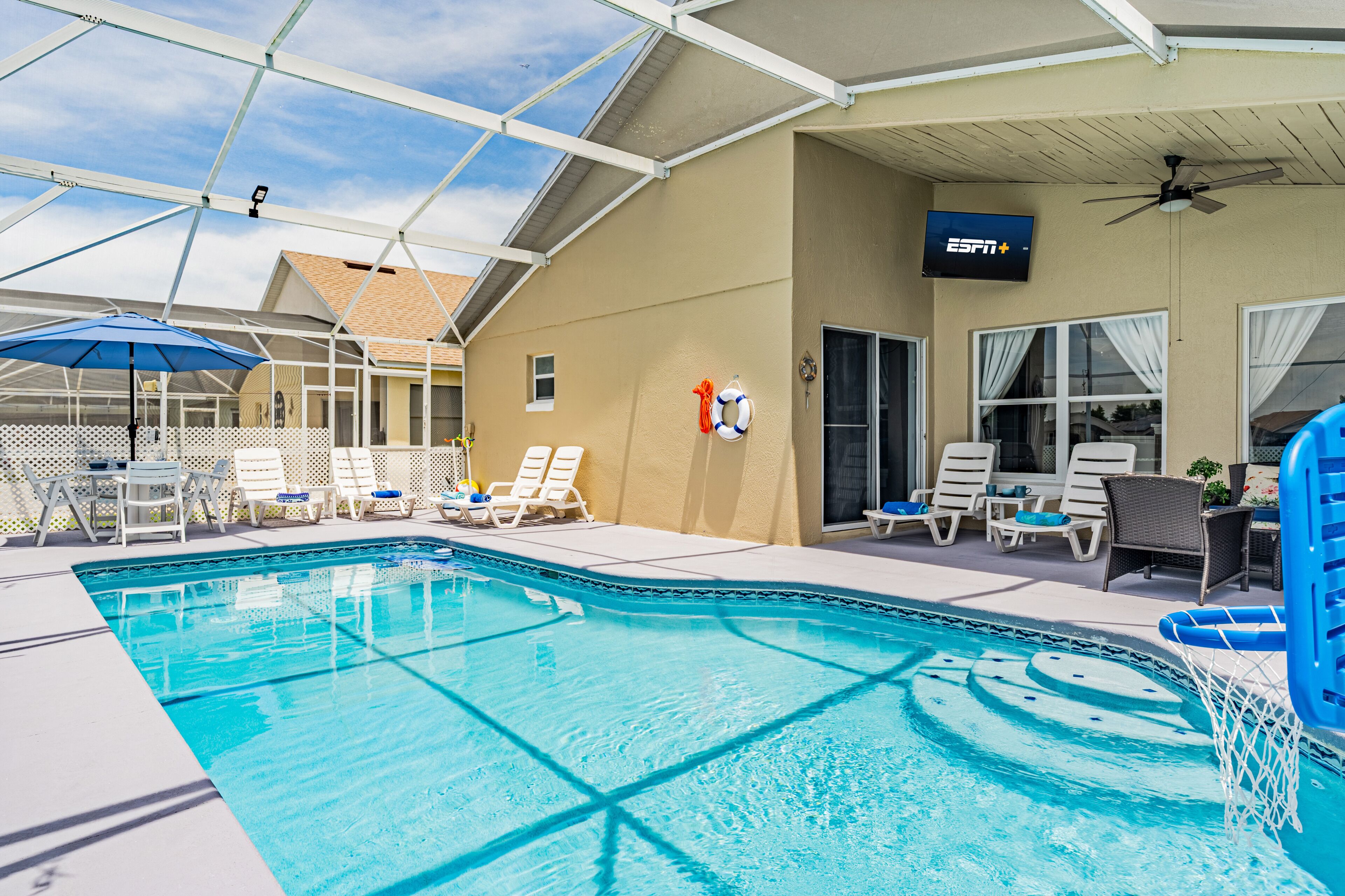 Piscine extérieure, parasols, chaises longues
