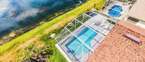 Piscine extérieure, parasols, chaises longues