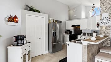 Ferienhaus, 3 Schlafzimmer, Seeblick, Seeseite | Eigene Küche | Wasserkocher mit Kaffee-/Teezubehör, Wasserkocher, Esstisch