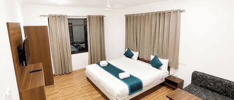 Quarto casal superior | Roupas de cama antialérgicas, escrivaninha, quartos à prova de som