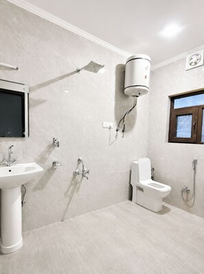 Shower, slippers, soap, shampoo - Hotel Lake Ville Srinagar (Srinagar)
