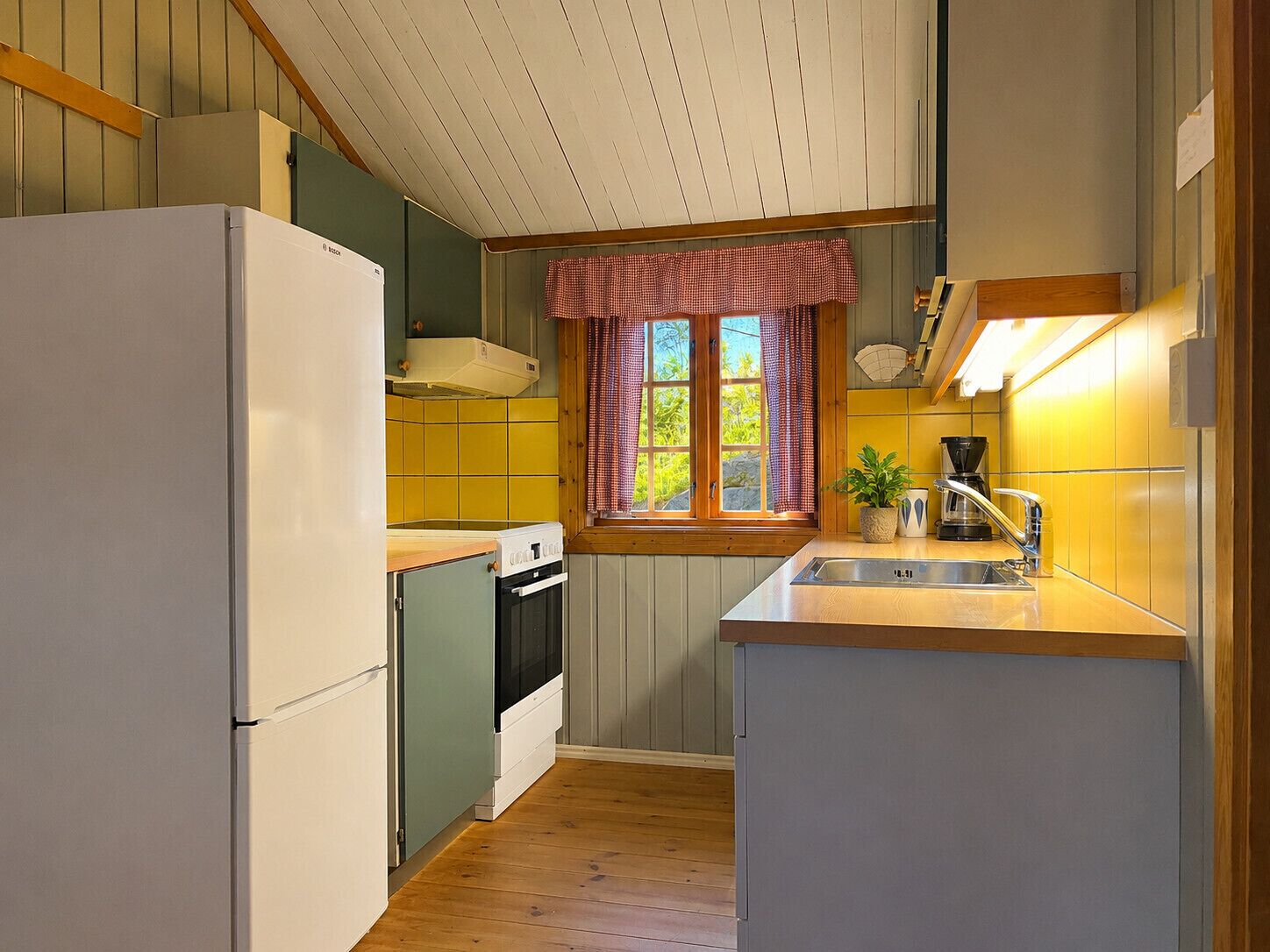 Kühlschrank, Ofen, Geschirrspüler, Wasserkocher mit Kaffee-/Teezubehör