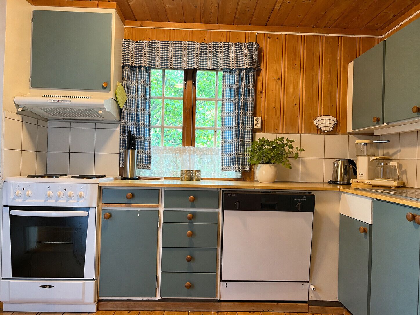 Refrigerador, horno, lavavajillas y cafetera y tetera 