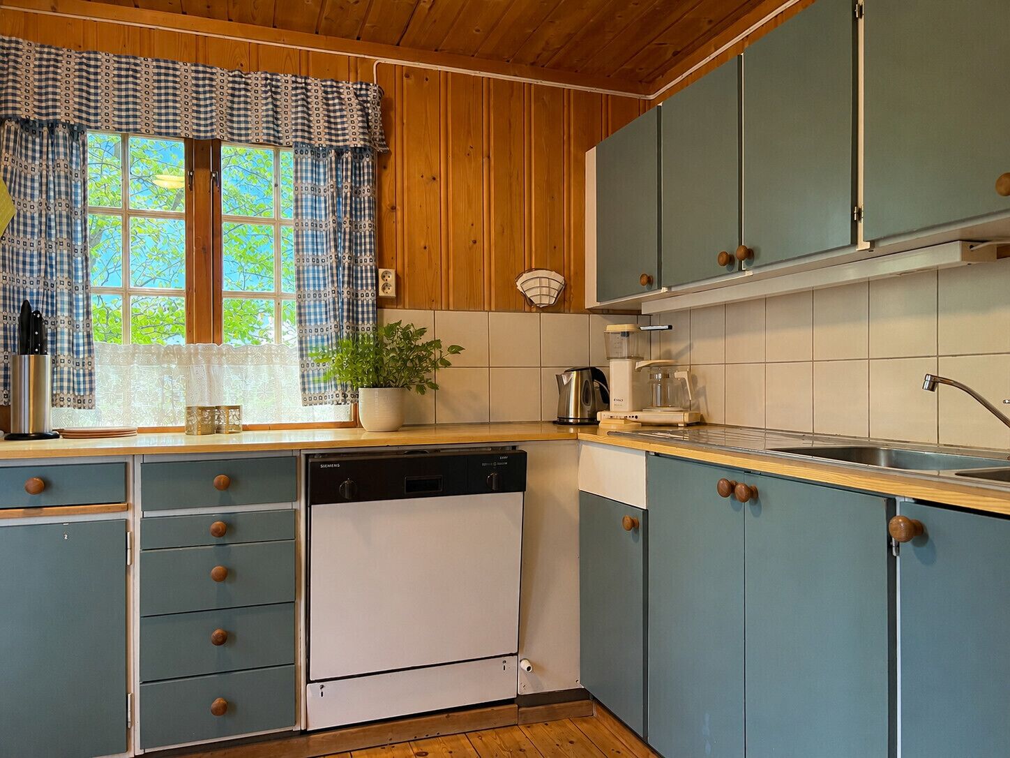 Fridge, oven, dishwasher, coffee/tea maker