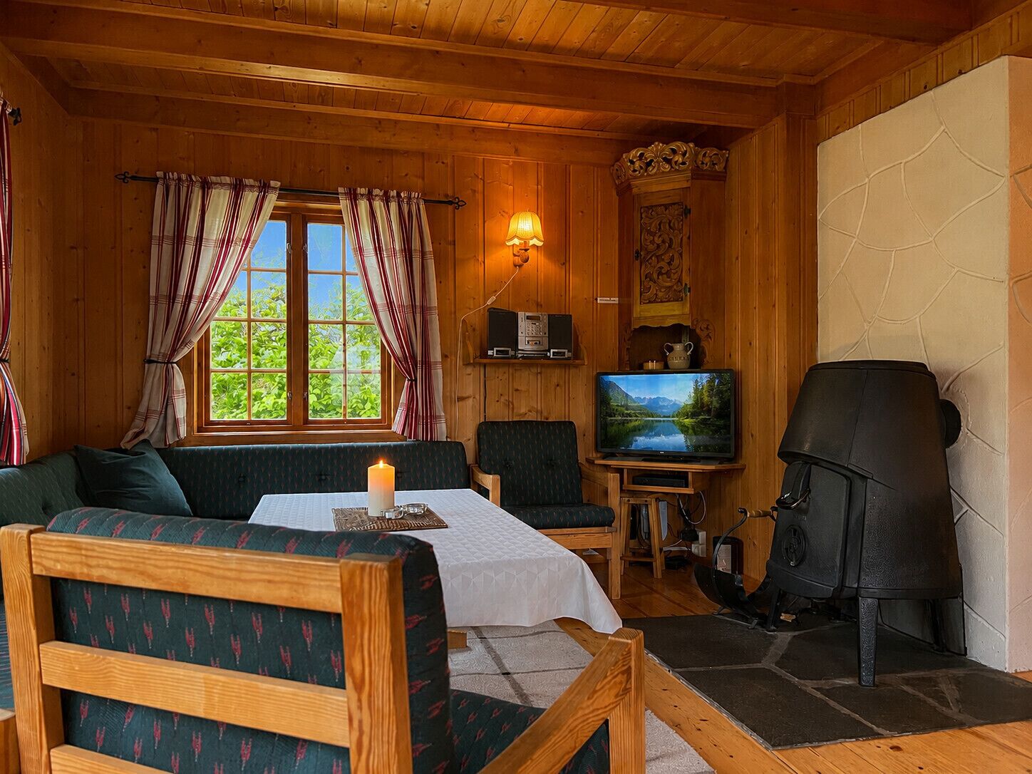 TV, fireplace