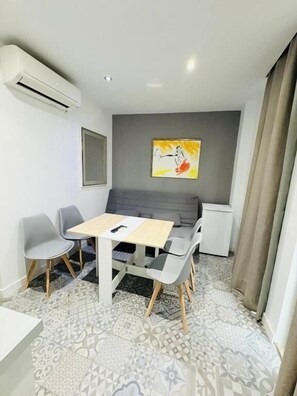 Classic-Apartment, Balkon, Stadtblick | Speisen