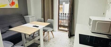 Departamento clásico, balcón, vista a la ciudad | Interior