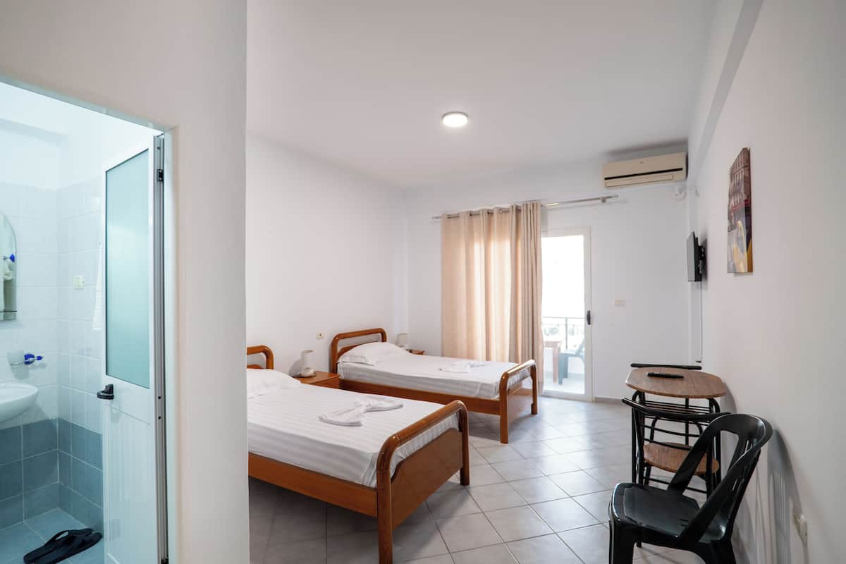 Habitación básica con 2 camas individuales | Escritorio, espacio para trabajar con un portátil, wifi gratis