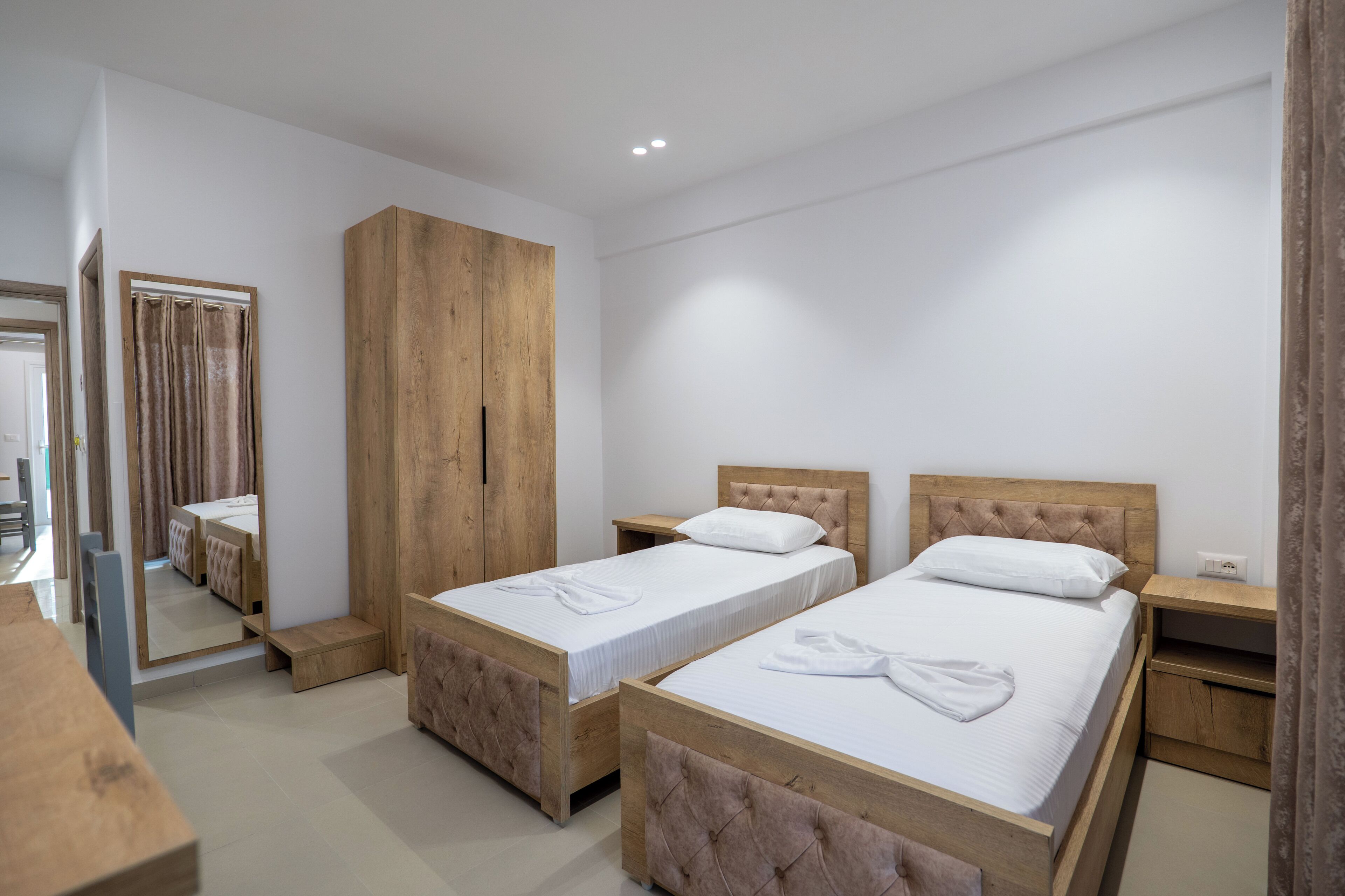 Comfort-Zweibettzimmer, Meerblick | Badezimmer | Dusche, Handtücher, Toilettenpapier
