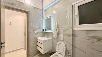 Dusche, kostenlose Toilettenartikel, Handtücher, Toilettenpapier