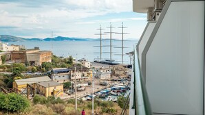 Uma cidade costeira com um porto de iates, edifícios e vista para o mar.