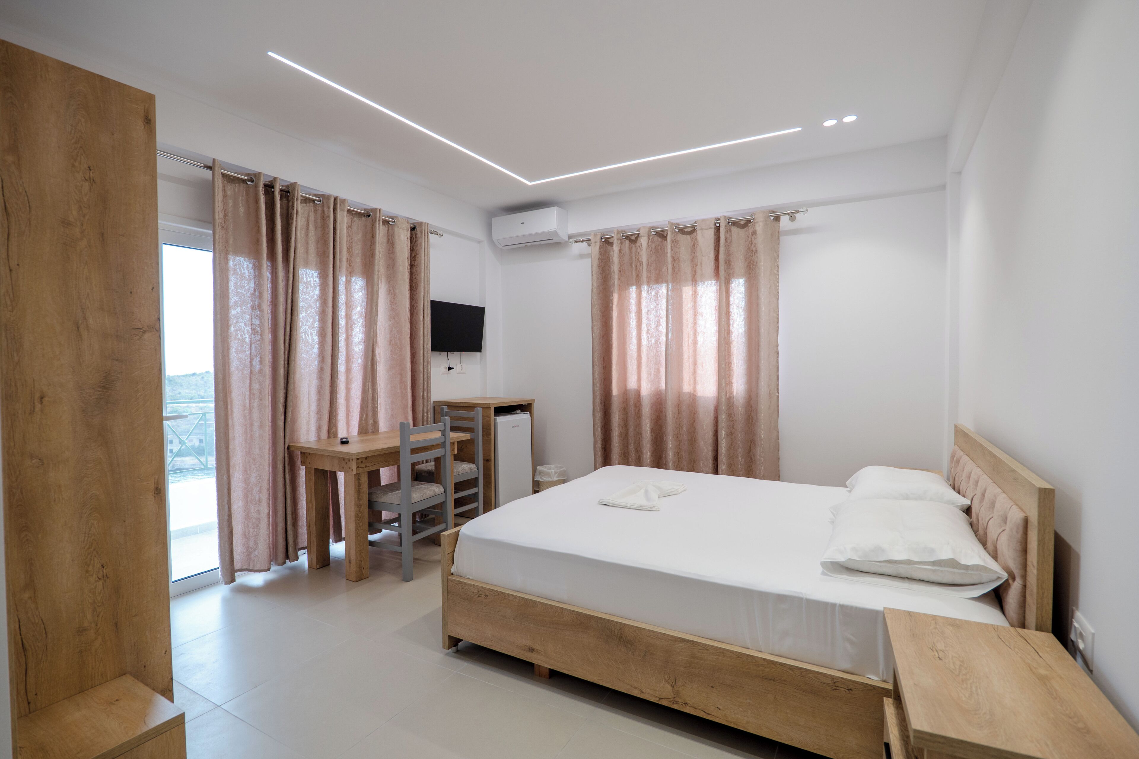 Classic Double Room, Sea View | Individually decorated, desk, free WiFi
