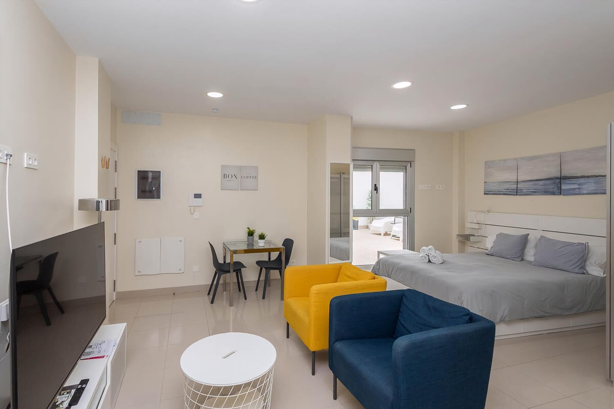 Studio (Studio Apartment)
