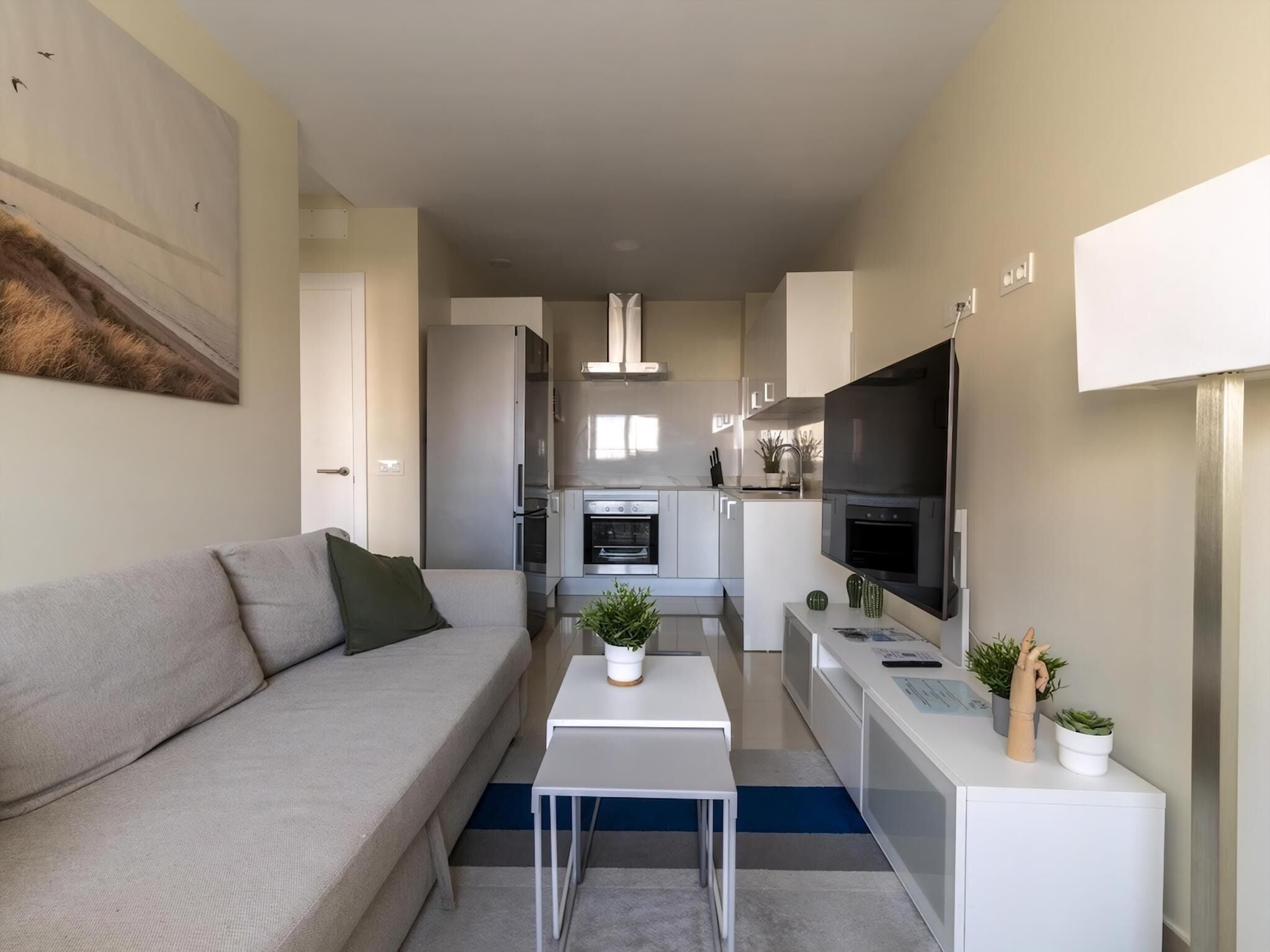 Un apartamento moderno con sala de estar, kitchenette y comedor.