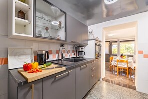 Standard-Haus, 2 Schlafzimmer, Mikrowelle, Bergseite (Summer Breeze Dominique 2BR Island) | Eigene Küche
