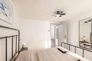 Standard-Haus, 2 Schlafzimmer, Mikrowelle, Bergseite (Summer Breeze Dominique 2BR Island) | 2 Schlafzimmer