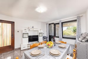 Standard-Haus, 2 Schlafzimmer, Mikrowelle, Bergseite (Summer Breeze Dominique 2BR Island) | Speisen