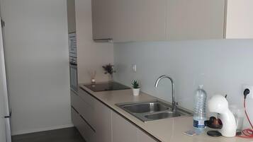 Geladeira, micro-ondas, fogão, cooktop