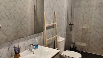 Chuveiro, secador de cabelo, toalhas de banho