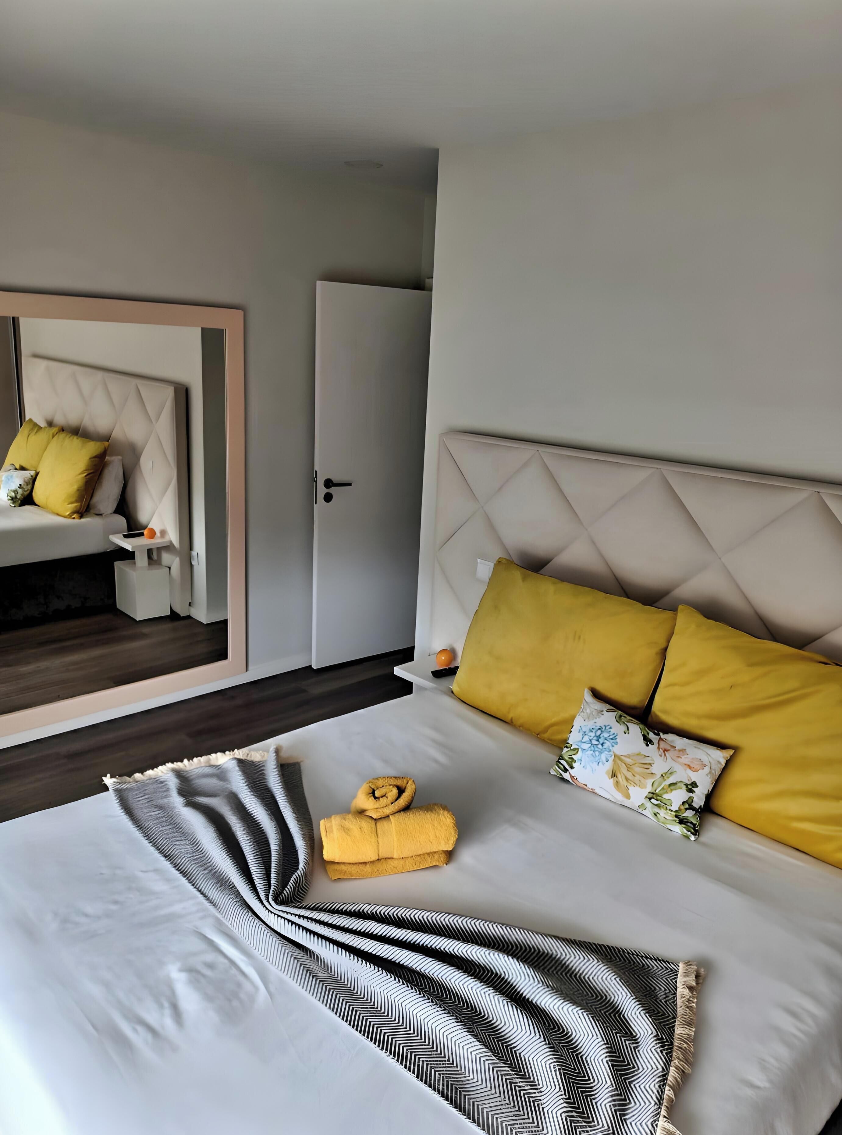Tabla de planchar con plancha, wifi, ropa de cama
