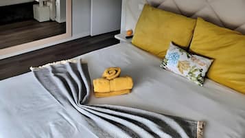 Tabla de planchar con plancha, wifi, ropa de cama