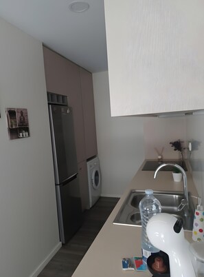 Refrigerador, microondas, horno, placa de cocina