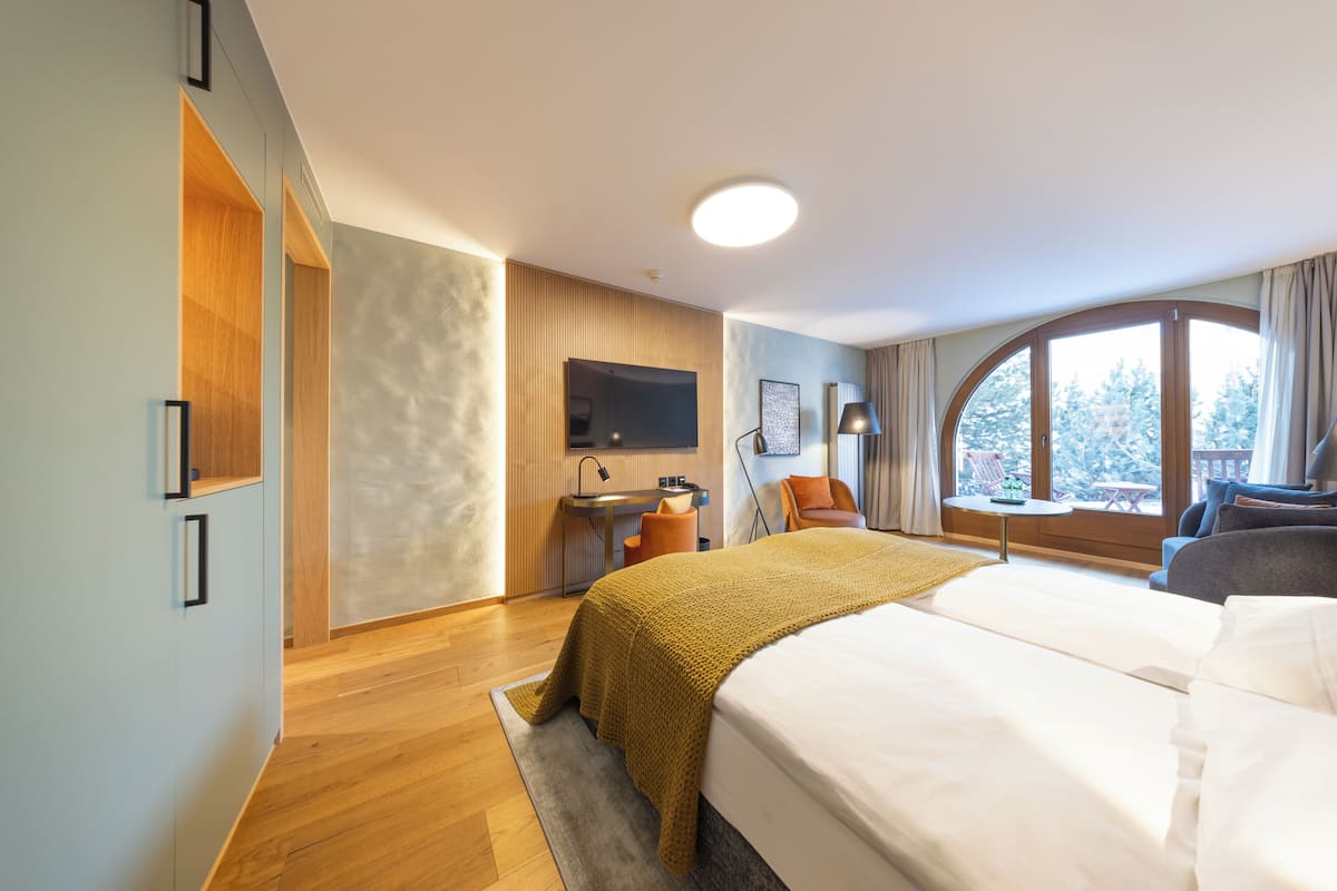 Habitación doble | Caja fuerte, escritorio, cortinas opacas y sistema de insonorización