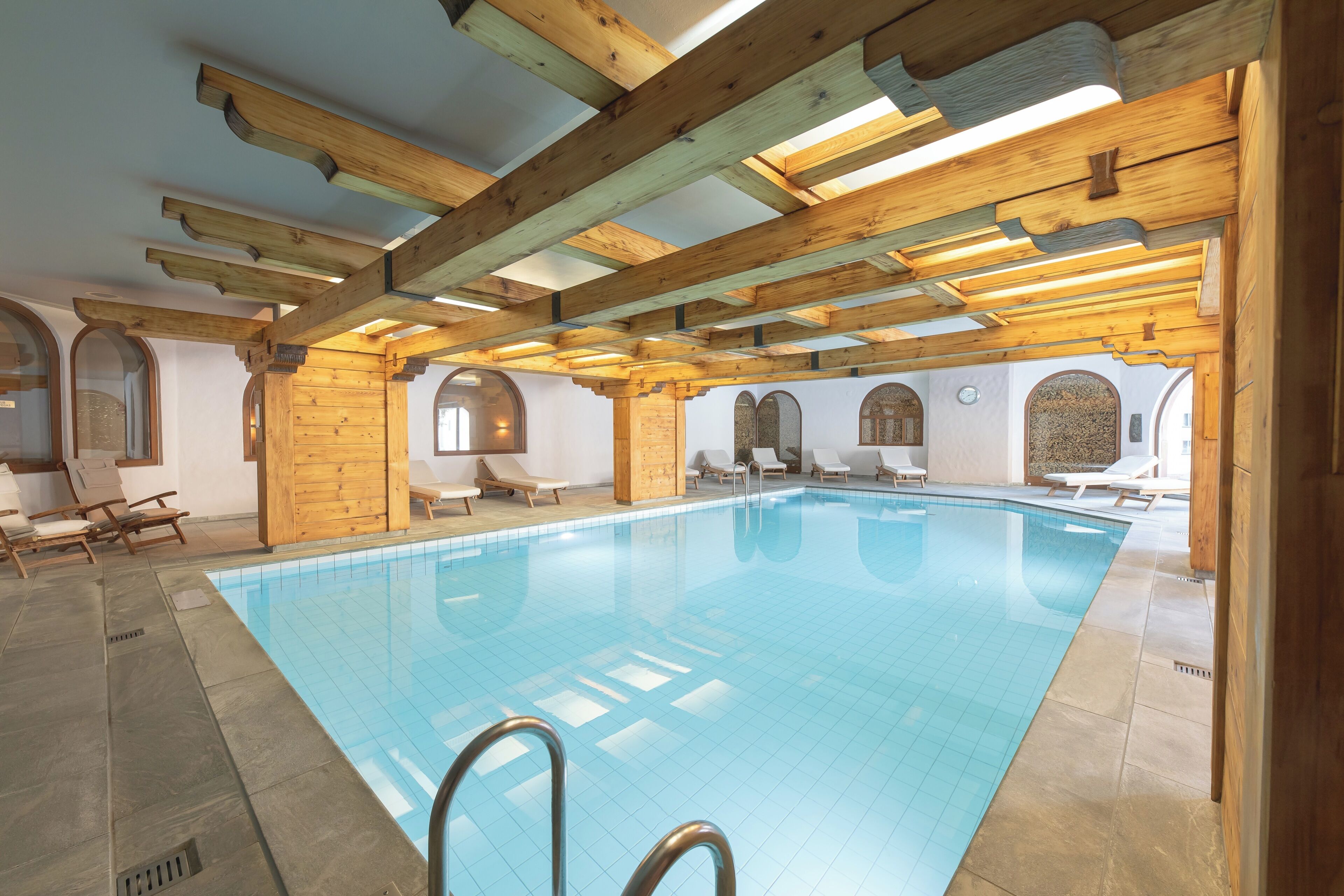 Piscina interna, funciona das 7h às 20h, espreguiçadeiras