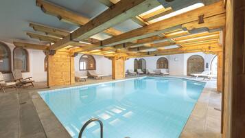 Piscina interna, funciona das 7h às 20h, espreguiçadeiras