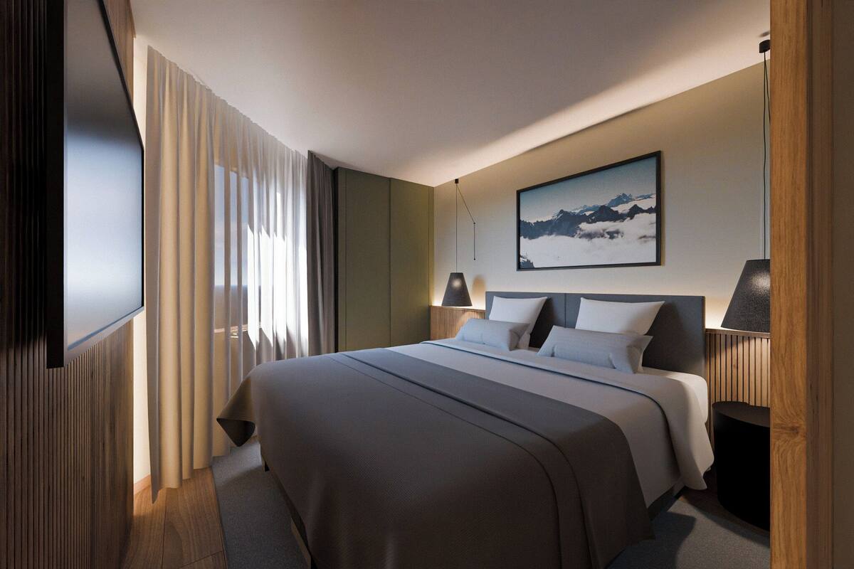 Et moderne hotelværelse med en stor seng, et fladskærms-TV, et maleri på væggen og et vindue med gardiner.