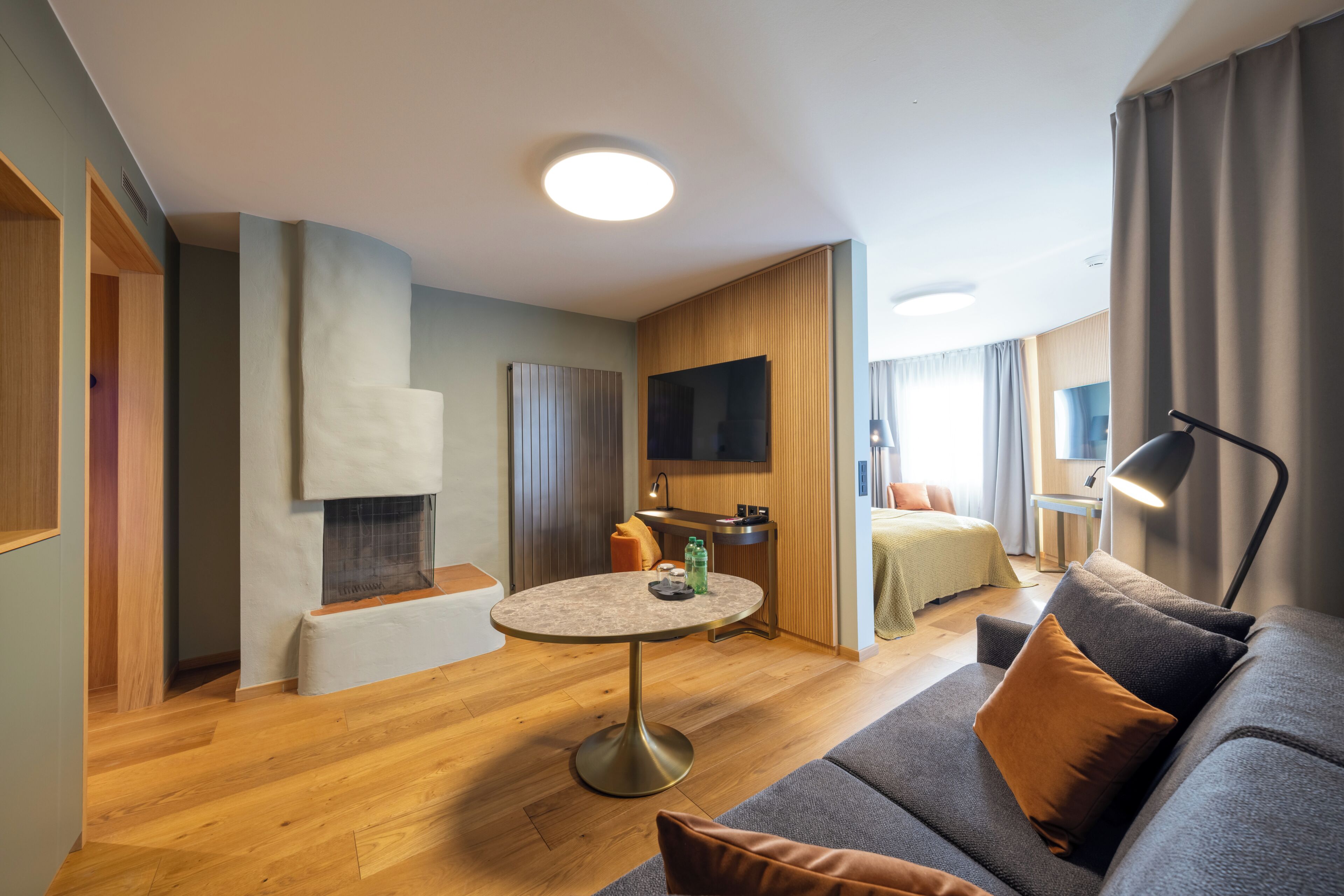 Junior Suite Süd/West hohes Stockwerk | Wohnbereich | Flachbildfernseher, Kinderspielzeug