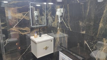 Secador de pelo, toallas, jabón y papel higiénico