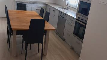 Kylskåp, mikrovågsugn, ugn och spishäll