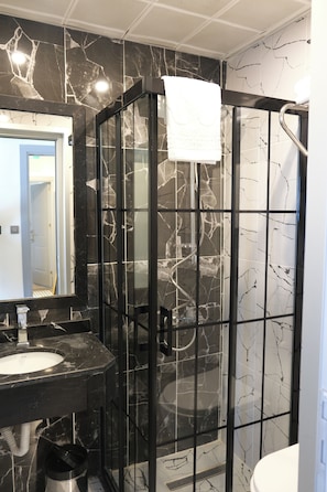 Shower, free toiletries, hair dryer, slippers - Central Park Istanbul (Istanbul)