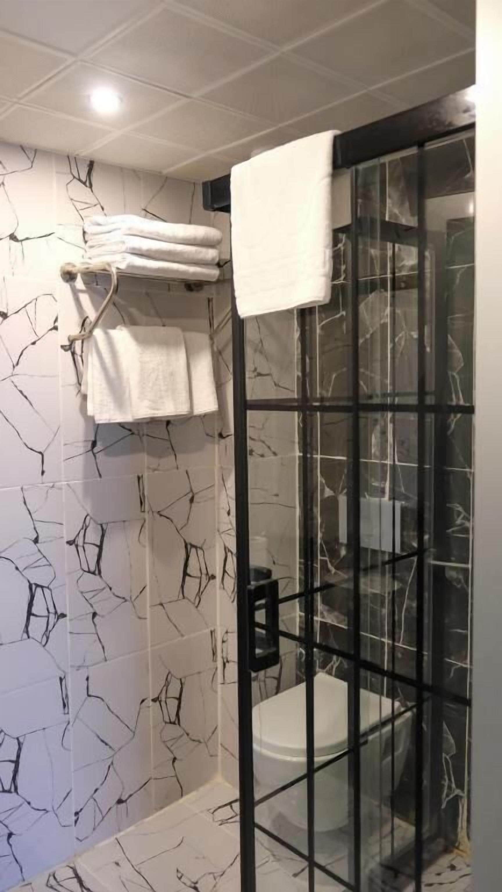 Shower, rainfall showerhead, free toiletries, hair dryer