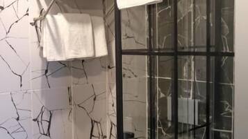 Shower, rainfall showerhead, free toiletries, hair dryer