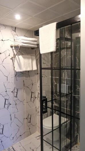 Shower, free toiletries, hair dryer, slippers - CENTRAL PARK İSTANBUL (İSTANBUL)
