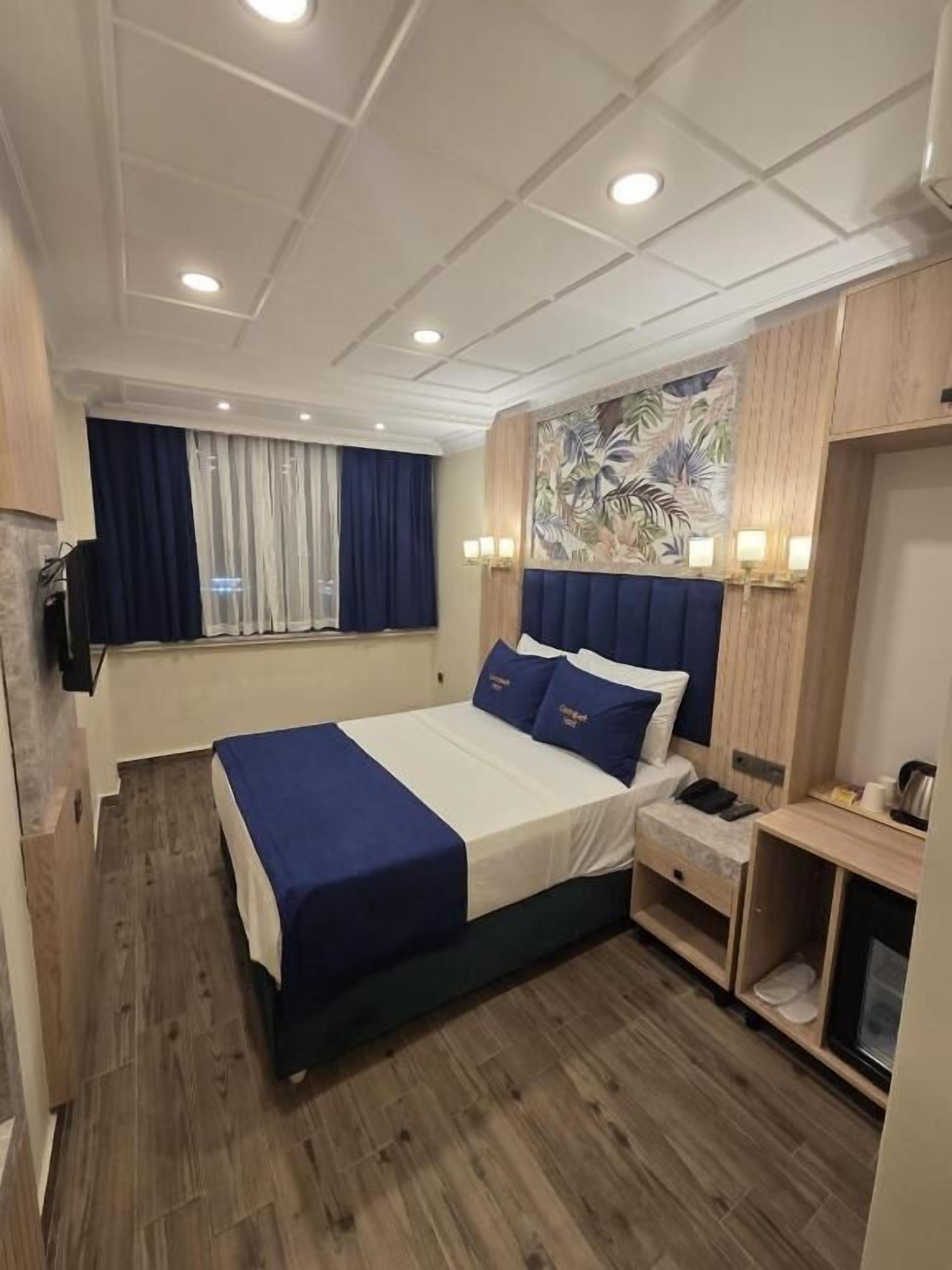 Superior Double Room, City View | Desk, blackout drapes, soundproofing, iron/ironing board