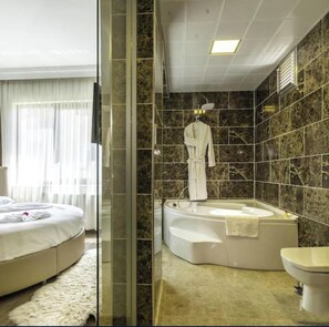 Deluxe-Doppelzimmer | Badezimmer | Badewanne und Dusche (separat), Haartrockner, Handtücher, Seife