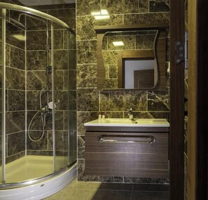 Economy-Doppelzimmer, Gartenblick | Badezimmer | Badewanne und Dusche (separat), Haartrockner, Handtücher, Seife