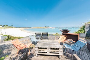 Eine Holterrasse mit Sitzgelegenheit und Blick auf den Strand.