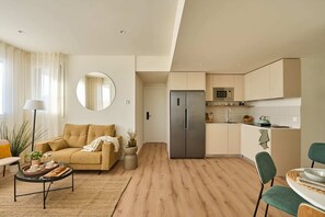 Un apartamento moderno con sala de estar, cocina y comedor.