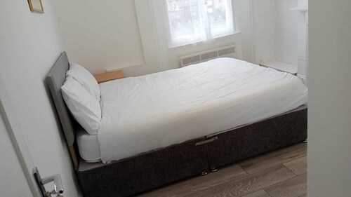 The Shepherd Bush Stay in London by Gndj