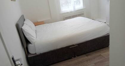 The Shepherd Bush Stay in London by Gndj