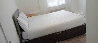 The Shepherd Bush Stay in London by Gndj