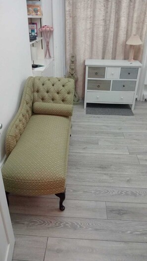 A room with a green sofa, a white dresser, and a lamp. - The Shepherd Bush Stay in London by Gndj (London)