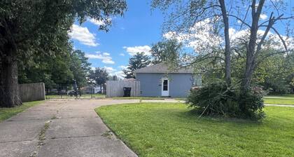 Enjoyable 3-bedroom farmhouse with AC in charming Clarksville