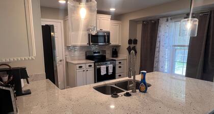 Enjoyable 3-bedroom farmhouse with AC in charming Clarksville