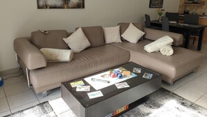 Ein Wohnzimmer mit einer Couch, einem Couchtisch und einem Kunstwerk an der Wand.