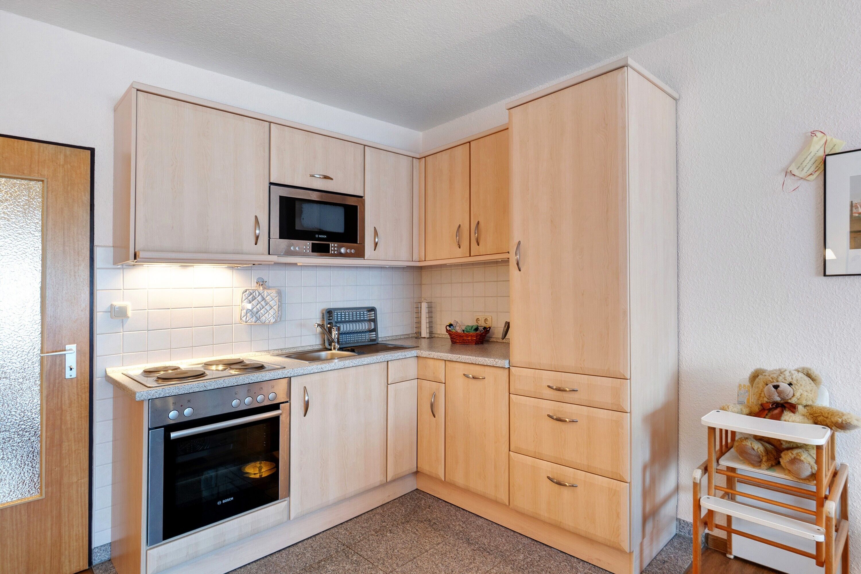 Wasserkocher mit Kaffee-/Teezubehör, Kühlschrank, Mikrowelle, Ofen